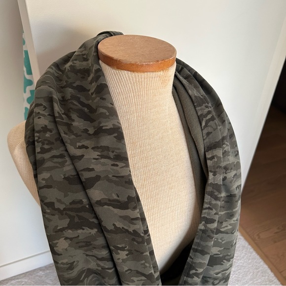 Lululemon Customizable Snap Scarf - Picture 4 of 11